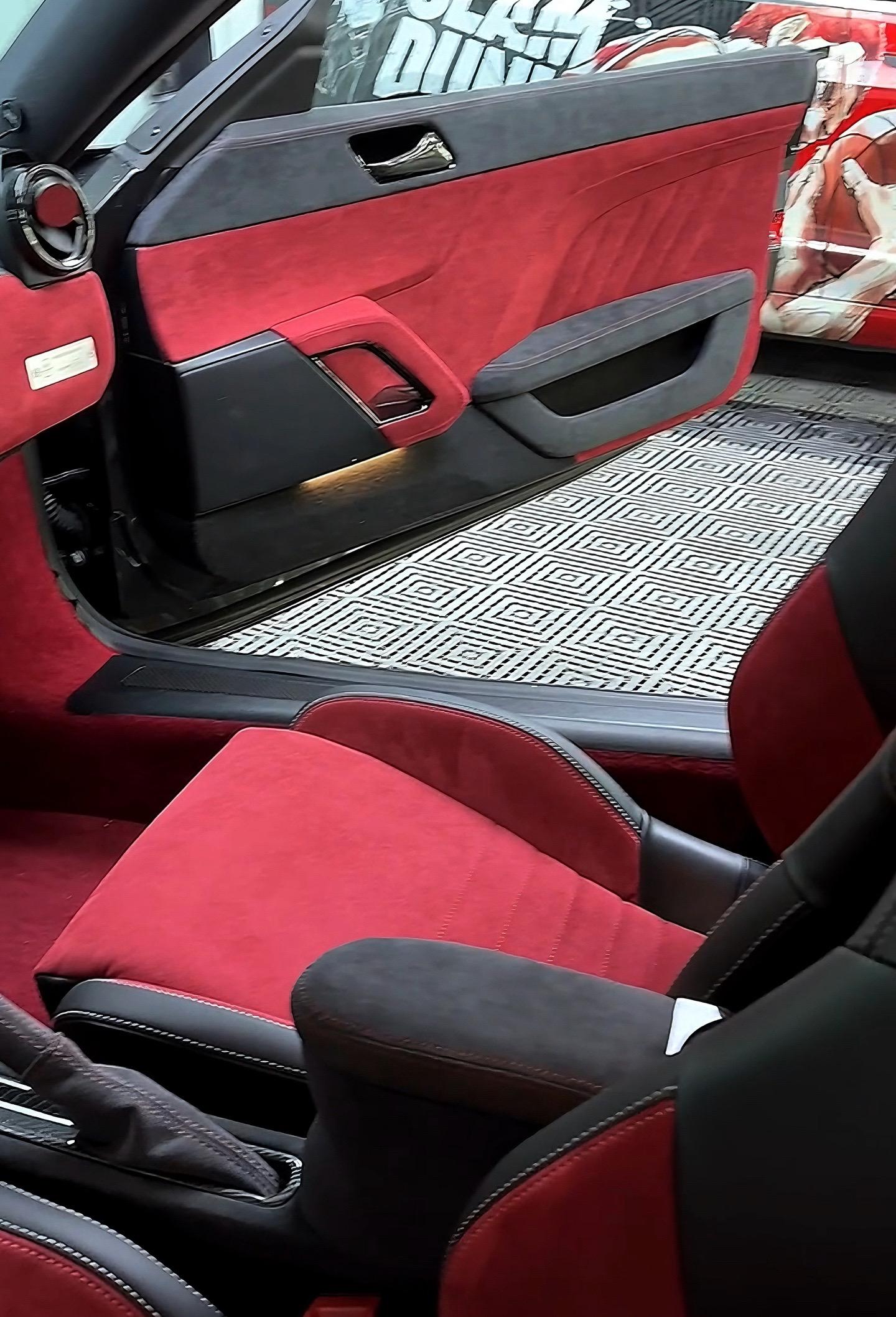 路特斯与Alcantara®内饰 当极致轻量化邂逅触感艺术